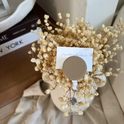 BEIGE DAISIES | badge reel